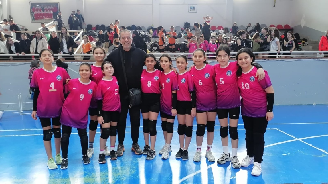 Küçük Kızlar Voleybol Takımımız Galibiyetle Başladı...